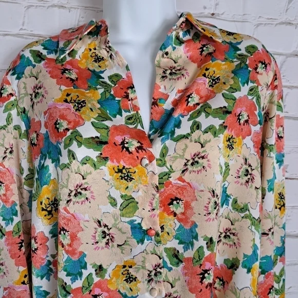 Zara Floral Cropped Button-Front Top in Multi-Color - Picture 4 of 9